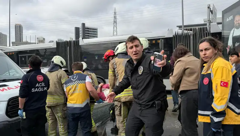 Metrobüs Kazası İstanbul'u Sarsıttı: Ölü ve Yaralılar ile Seferler Durduruldu