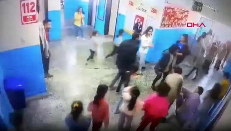 Bayılan Öğrenciyi Müdür Yardımcısı Kurtardı: Okulda Panik Anları!
