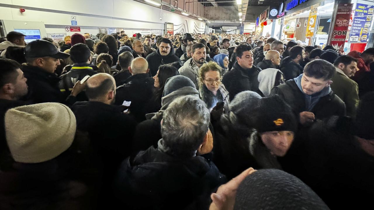 İstanbul'da Kar Yağışı Şehri Etkisi Altına Aldı