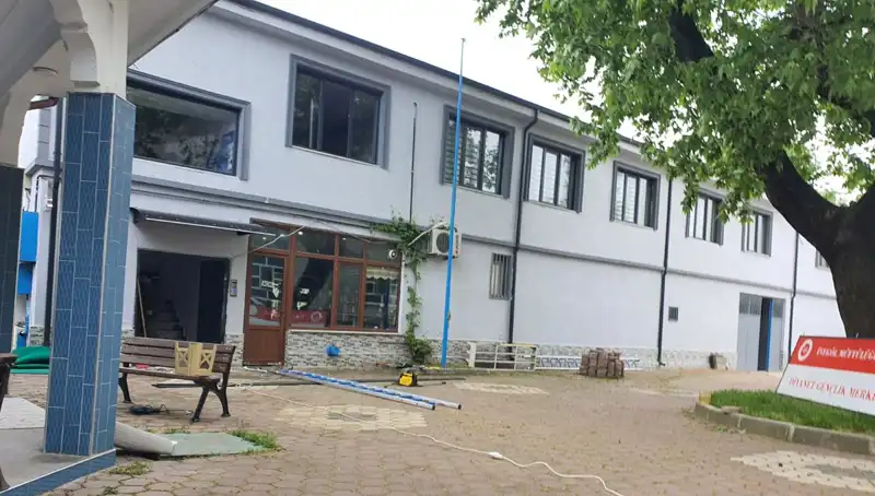 Tabela Takarken 3 Metre Yükseklikten Düşen İşyeri Sahibi Hayatını Kaybetti