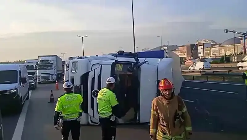 Pendik TEM Otoyolu'nda TIR Devrildi: Trafik Feci Şekilde Etkilendi