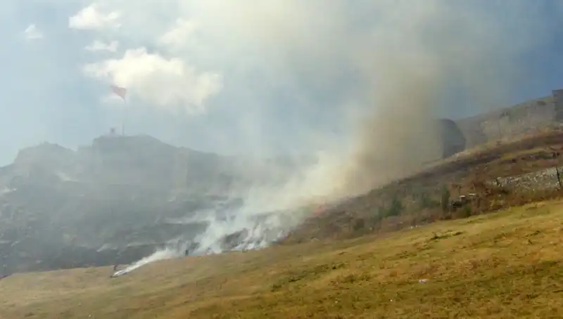 Kars Kalesi’nde Anız Yangını: Doğa ve Tarih Tehdit Altında!
