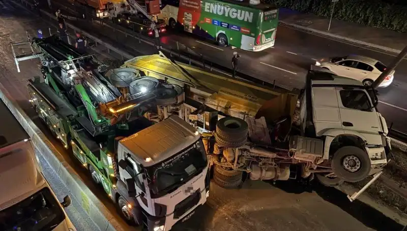 Moloz Yüklü Hafriyat Kamyonu Devrildi: Olay Yeri Detayları ve Son Gelişmeler