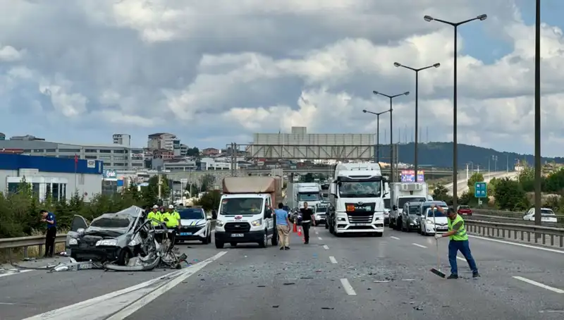 Otoyolda Kaza: Üç Kişi Araçta Sıkıştı, Trafik Kilitlendi