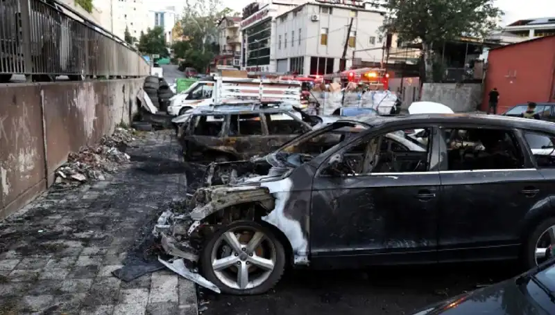 Sanayide Yangın: Tamir Bekleyen Araçlar Alev Alev Yandı