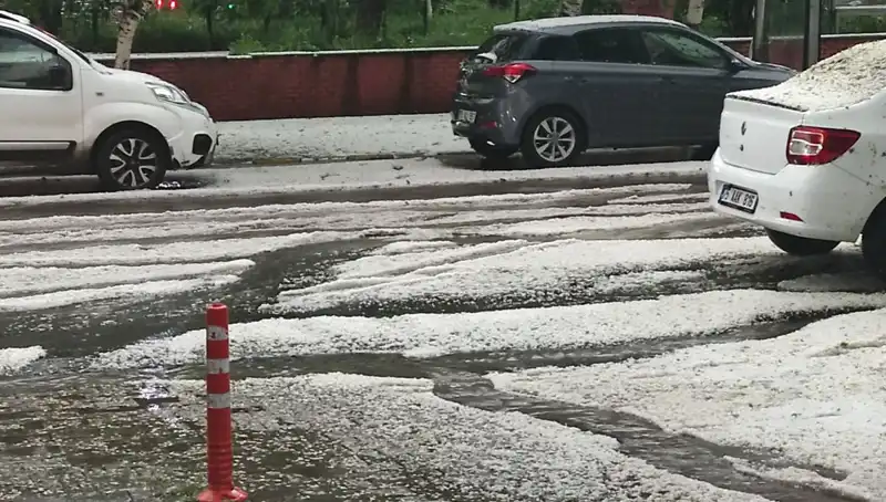 Ardahan'da Dolu Fırtınası: Şehir Dönüşüyor, Beyaz Bir Manzara Ortaya Çıkıyor!