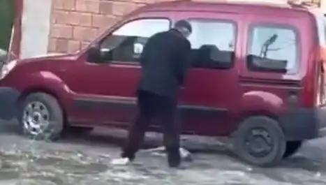 Sokak Ortasında Köpeğe Yapılan Şiddet Gözler Önüne Serildi!