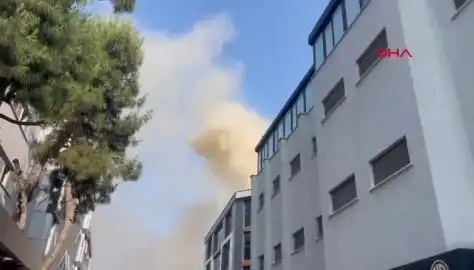 İstanbul’da 4 Katlı İş Merkezinde Yangın Çıktı: Ekipler Olay Yeri’nde Mücadele Ediyor