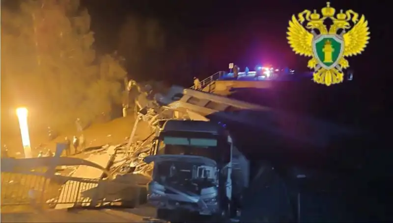 Rusya’da Feci Kaza: Köprü Demir Yolu Üzerine Düştü, Can Kaybı ve Yaralılar Var!