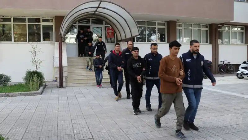 Düzensiz Göçmenlere Yönelik Operasyon: İki İlde 21 Kişi Yakalandı