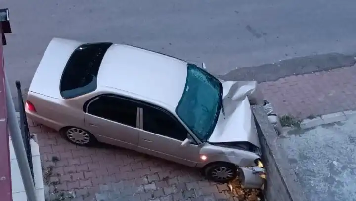 Kontrolünü Kaybeden Araç Duvara Çarptı: Kazanın Ayrıntıları Ortaya Çıktı