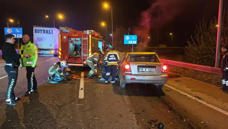 Sürücünün Hayatı Tehlikede: Kamyona Arkadan Çarpan Otomobilin Sonucu Ne Olacak?