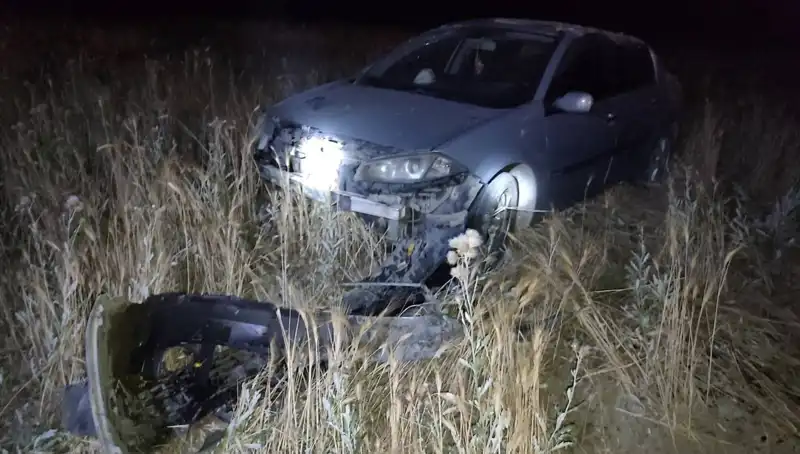 Burdur'da Otomobil Tarlaya Uçtu: Faciadan Dönüldü, İki Yaralı