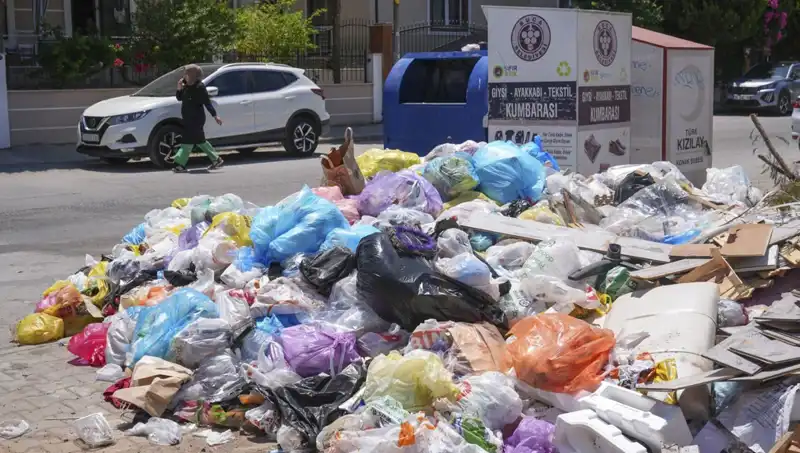 İzmir'de Çöp Yığınları Artıyor: Şehirde Ne Oluyor?
