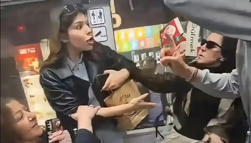 Tramvayda Kadınlar Arasında Yer Kavgası: Tekmeler ve Küfürler Havada Uçuştu
