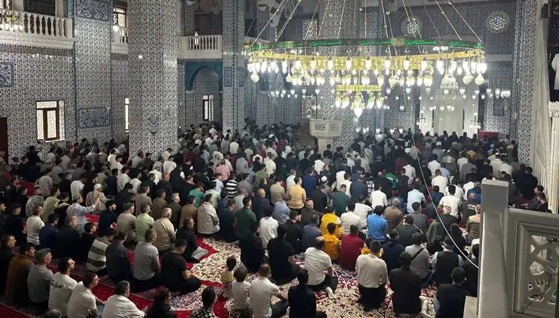 Iğdır'da İlk Bayram Namazı Coşkuyla Kılındı: Dini Birlikteliğin Simgesi