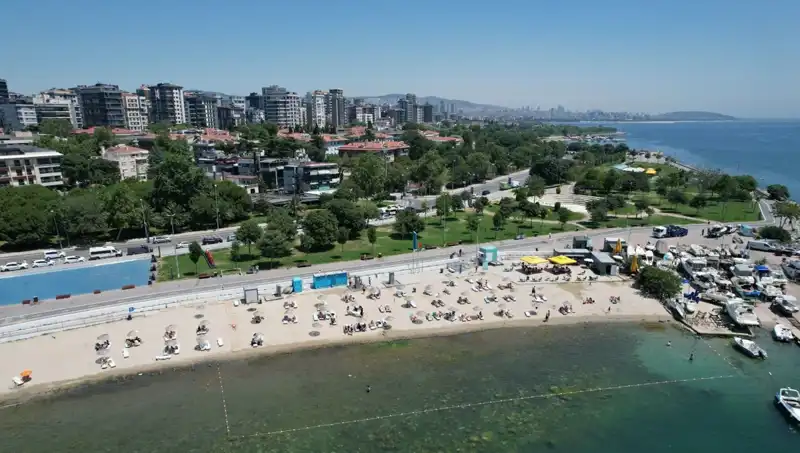 İstanbul’da Sıcak Hava Dalgası: Caddebostan Sahili Kalabalıklaştı