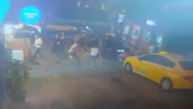 Beyoğlu'nda Laf Atma Kavgasında Kan Aktı: Olayın Detayları