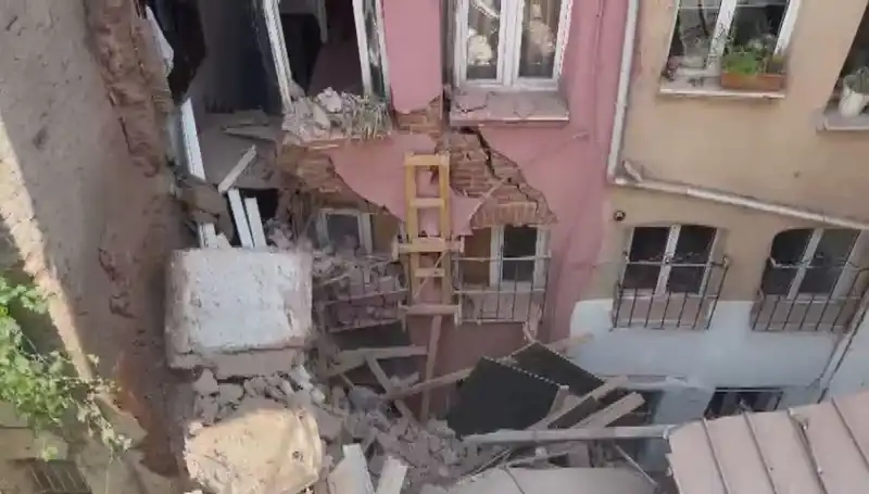 İstanbul'da Üç Katlı Bina Balkonu Çöktü: Olayın Ayrıntıları