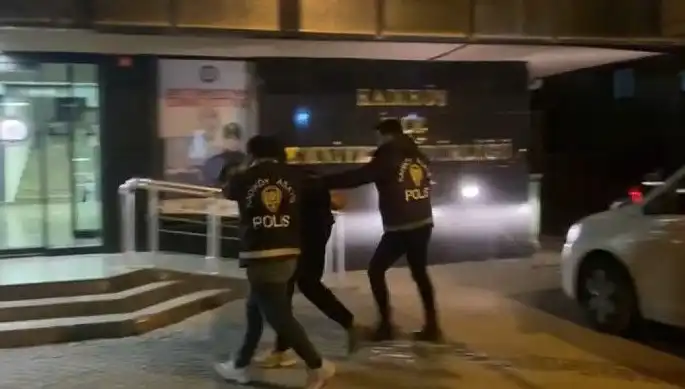 Galatasaray Taraftarına Saldıran Kişi, Polisi Tarafından Yakalandı: Olayın Detayları