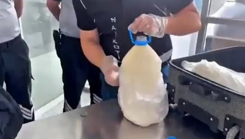 Havalimanında Şaşırtan Yakalama: Süt Şişesi İçinde 12 Kilo 800 Gram Uyuşturucu