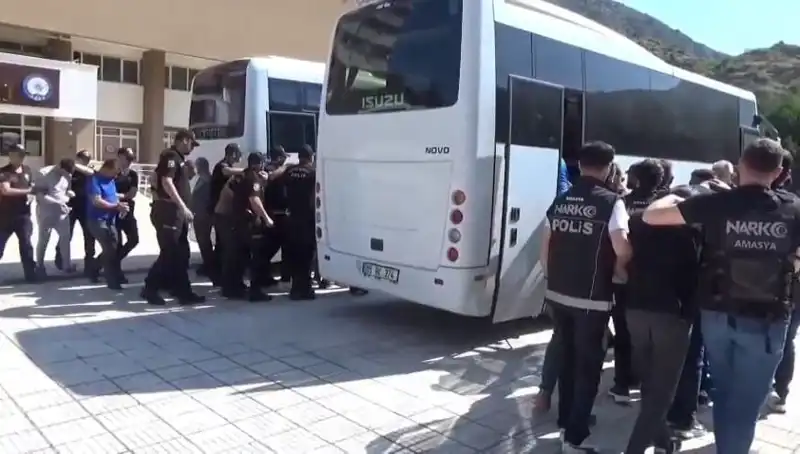 Amasya’da Uyuşturucu Operasyonu: 13 Kişi Tutuklandı, Uyuşturucu Çetesi Çökertildi!