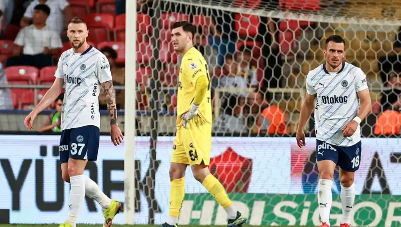 Fenerbahçe'nin Şok Edici Çöküşü: 2025 Sezonu Neden Bu Kadar Kötü Gitti?