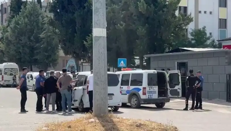 Adliye Önünde Korkunç Kavga: İki Aile Arasında 5 Yaralı, 7 Gözaltı Şoku!