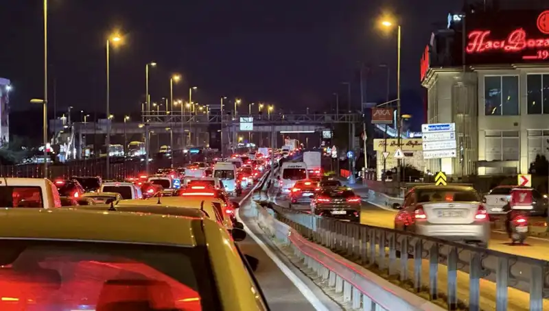 Yenibosna Metrobüs Yaya Üst Geçidinde Çalışmalar Başladı