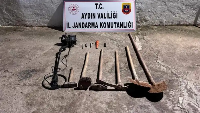 Aydın’da Kaçak Kazı İhbarı: Suçüstü Yakalanan 5 Kişi!