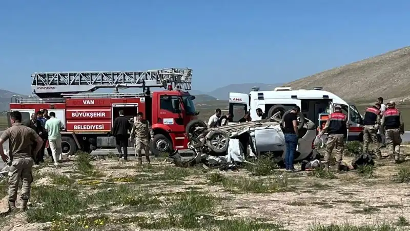 Van'daki Feci Trafik Kazası: 4 Kişi Hayatını Kaybetti, 2 Kişi Yaralı