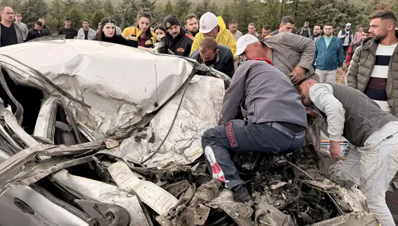 TIR ile Meydana Gelen Kaza: Araç Kağıt Gibi Ezildi!