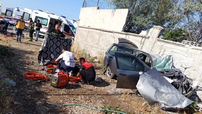 Patlayan lastik faciası: İstinat duvarına çarpan araçta bir ölü, altı yaralı var