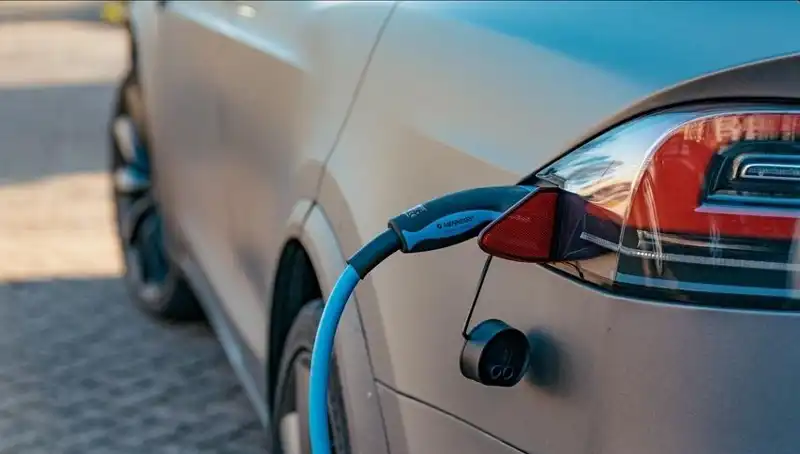 Elektrikli Araç Satışlarındaki Düşüş: Tüketici Tercihleri ve Piyasa Etkileri