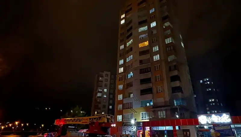 Yıldırım Düşmesi: Apartman Çatılarına Dikkat Edin!
