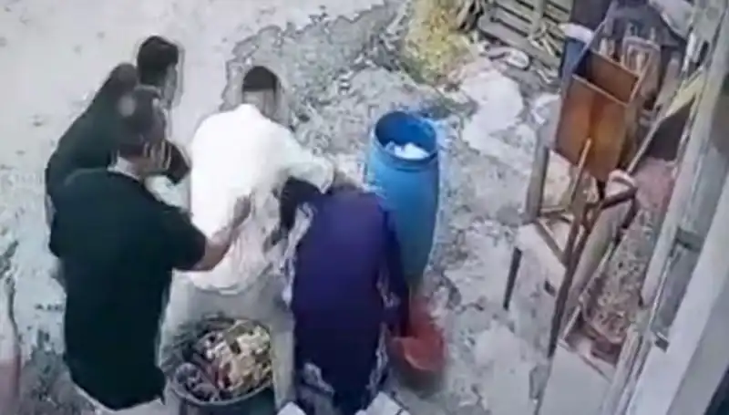 Başakşehir’de Bidon Kavgası: Baba ve Oğul 58 Yaşındaki Kadını Darbetti