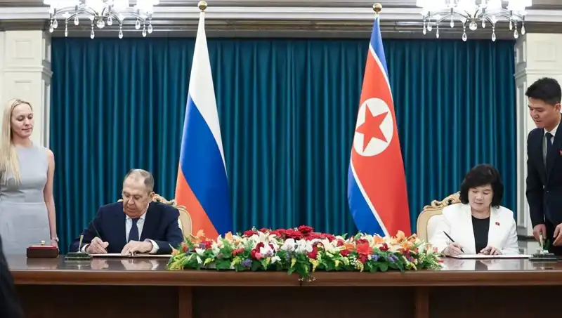 Lavrov ve Kuzey Koreli Meslektaşı, Stratejik Görüşmeler İçin Bir Araya Geldi