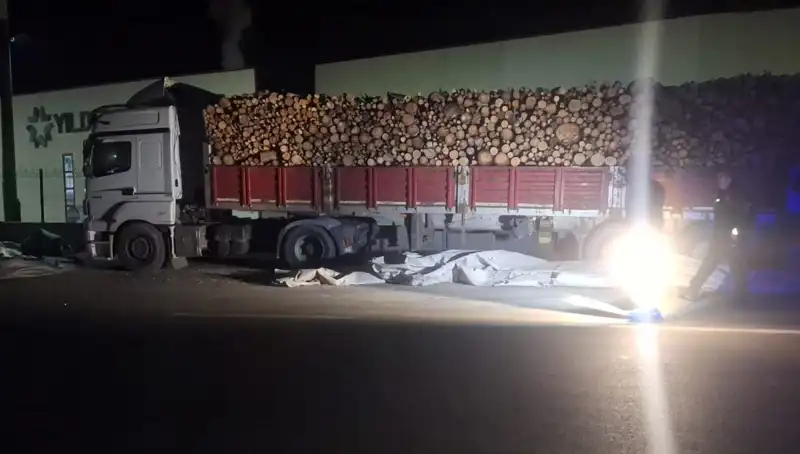 Brandayı Toplayan TIR Sürücüsüne Otomobil Çarpınca Kaza Ortalığı Karıştırdı