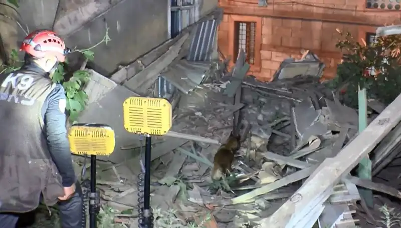 İstanbul'da Deprem Sonrası Çöküş: Hasar Gören Bina Yıkıldı