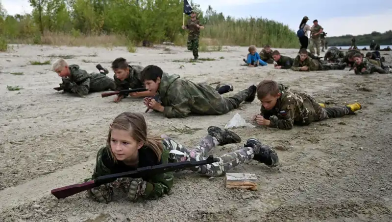 Rusya'nın Savaşçı Çocukları: 8 Yaşındaki Çocuklar Askeri Kamp Eğitiminde