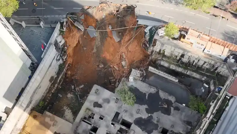 Sarıyer'de Aniden Yol Çökmesi: Cadde Trafiğe Kapandı!