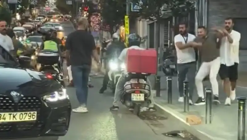 Nişantaşı'nda Yol Verme Kavgası: Kadının Üzerine Sopayla Yürüdü!