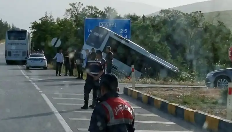 Isparta'da Korkutan Kazanın Ayrıntıları: Tur Otobüsü ve Yolcu Otobüsü Çarpıştı