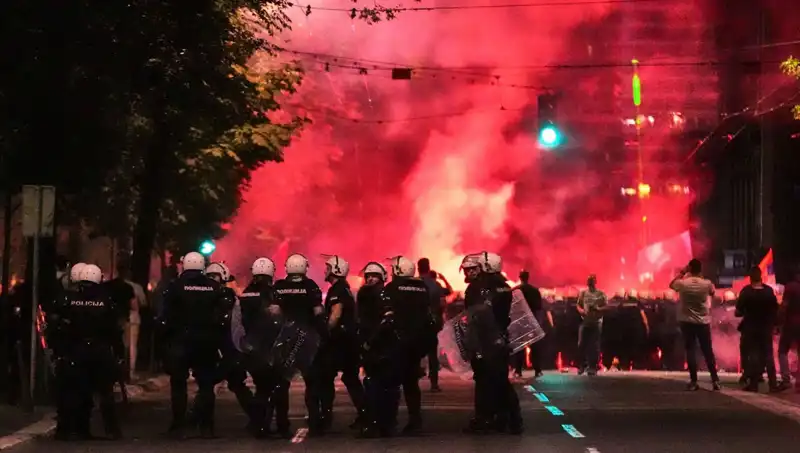 Sırbistan’da Erken Seçim Talebiyle Sokağa Çıkan On Binler: Gözaltılar Artıyor!