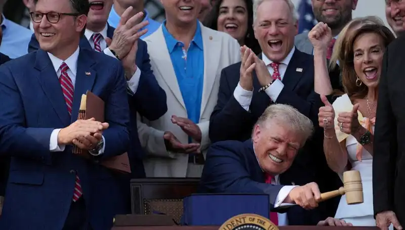 Trump, "Büyük, Güzel Yasa Tasarısı"nı İmzaladı: Amerika'da Değişim Zamanı mı Geliyor?