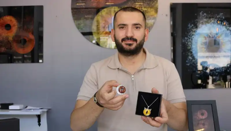İris Fotoğraflarından Eşsiz Takılar ve Tablo Tasarımları: Yaratıcılığını Paylaşıyor