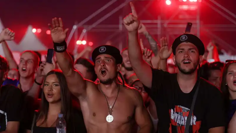 Thompson Konserinde Nazi Selamı Skandalı ile Şok Edici Anlar Yaşandı
