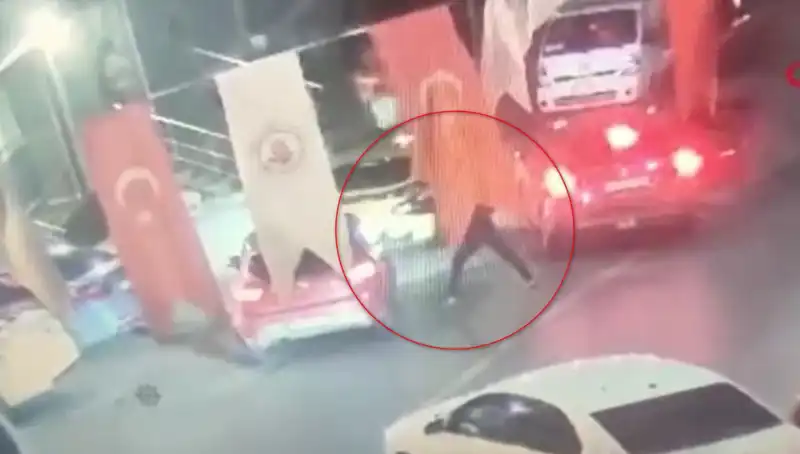 Kağıthane'de Gün Ortasında Gerçekleşen Cinayet Şok Etti: Bir Genç Otomobilde Hayatını Kaybetti